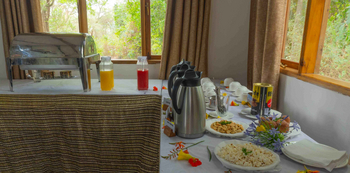 Moivaro Lodge: Frühstücksbuffet mit tropischen Blumen und Säften