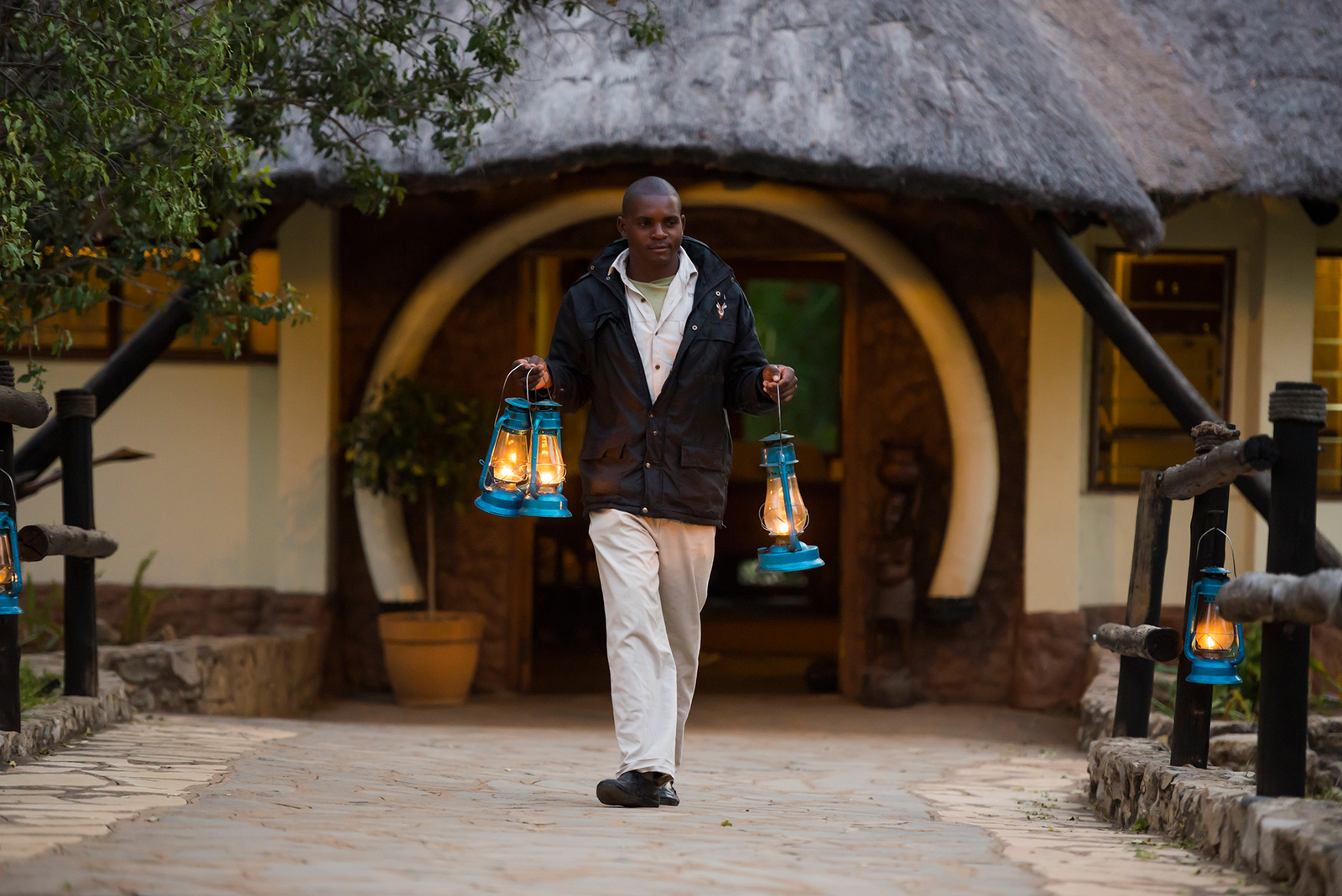 Mukambi Safari Lodge Mukambi Safari Lodge: Mitarbeiter mit Öllampen