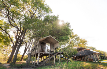 Nkasa Lupala Tented Lodge: Gästezelt und Hauptgebäude