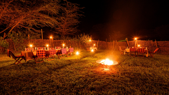 Olare Mara Kempinski: Esstische um Feuerschale