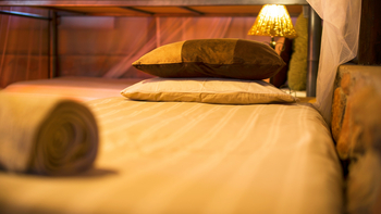 Omarunga Epupa Falls Camp: Bett mit Kissen