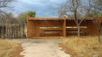 Roy's Restcamp: Beobachtungsunterstand am Wasserloch