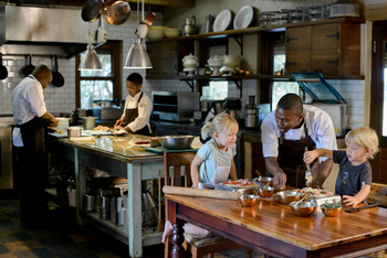 Singita Castleton: Kinder kochen mit Koch in rustikaler Küche