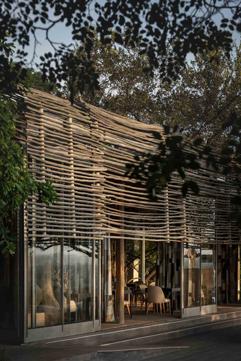Singita Lebombo Lodge: Freiluft-Diningdeck mit Rattanwänden