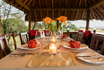 Encounter Mara Camp: Esstisch