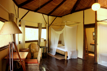 Enjojo Lodge: Schreibtisch und Einzelbett