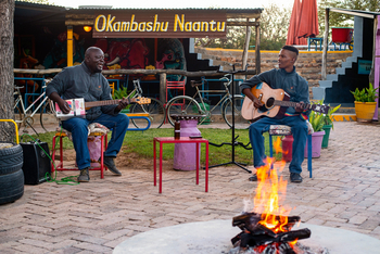 Etosha Safari Camp: Musik am Lagerfeuer