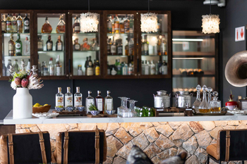 Jamala Madikwe: Elegante Bar mit Marmorplatte und floralen Akzenten