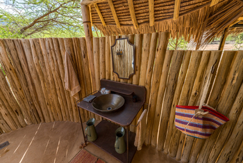 Koros Camp: Waschbecken und Spiegel