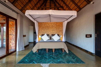 Little Madikwe Hills: Schlafzimmer mit Baldachin und geometrischem Kopfteil