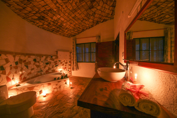 Mahogany Springs Safari Lodge: Honeymoon Suite