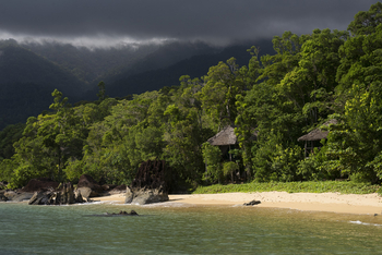 Masoala Forest Lodge: Dunkler Himmel am Strand