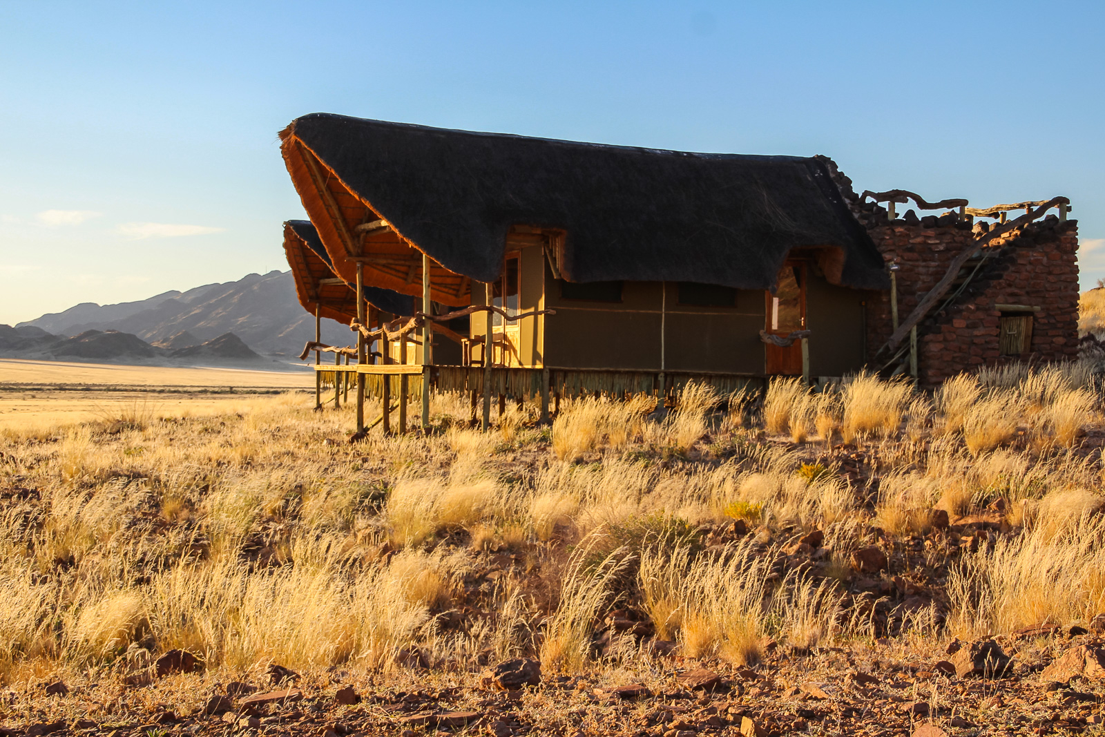 Namib Outpost Namib Outpost: Gästechalet mit Terrasse hinten