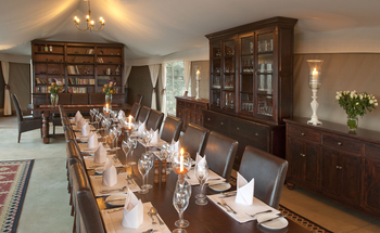 The Elephant Camp: Esstisch