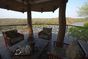 Chilo Gorge Safari Lodge: Viewing Deck der Lounge