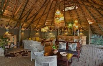 Chobe Bakwena Lodge Chobe Bakwena Lodge: Lounge mit Sitzgruppen