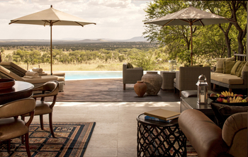 Four Seasons Safari Lodge: Sitzgruppen am Pool