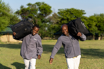Mara Under Canvas: Mitarbeiter mit Gepäck