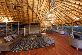 Mma Dinare Camp: Sofas und Teppiche