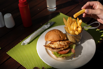 Nata Lodge Nata Lodge: Burger