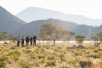 Old Traders Lodge: Guide mit Gästen und Gepard