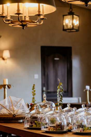 Otjiwa Thornbush Tented Camp: Speiseraum mit Holztisch und Glasglocken