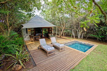 Savanna Lodge: Geflechtliegen mit Streifenhandtüchern am Pooldeck