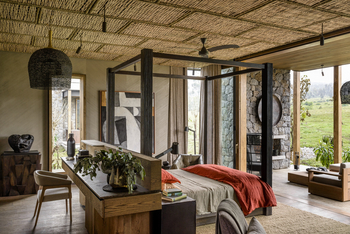 Singita Kwitonda Lodge: Bett und Dress Table