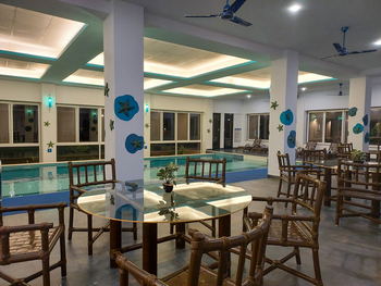 Tathastu Resort Tadoba: Hallenbad und Restaurant