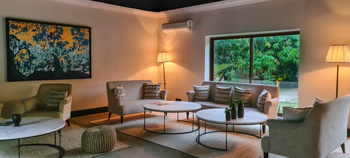 The Postcard Gir Wildlife Sanctuary: Lounge mit Blick zum Innenhof