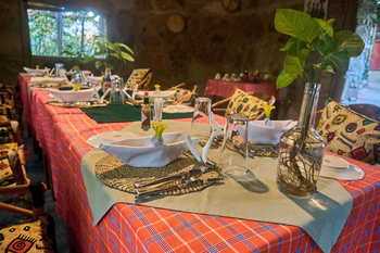 Tindiga Tented Camp: Rustikales Safari Dining mit karierter Tischdecke