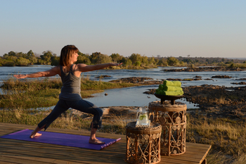 Toka Leya Camp Toka Leya Camp: Yoga am Wasser