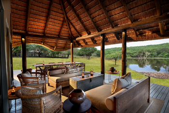 andBeyond Phinda Zuka Lodge: Strohdach-Lounge mit warmem Laternenlicht