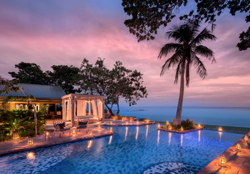 Bumi Hills Safari Lodge: Pool am Abend mit Beleuchtung