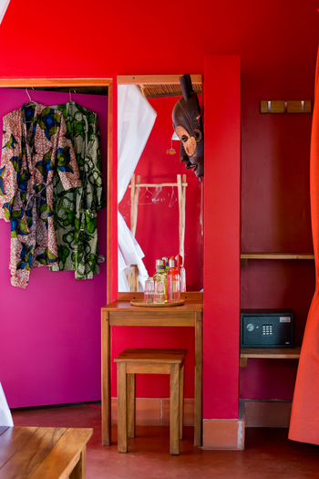 Chameleon Hill Forest Lodge: Abstelltisch in Schlafzimmer