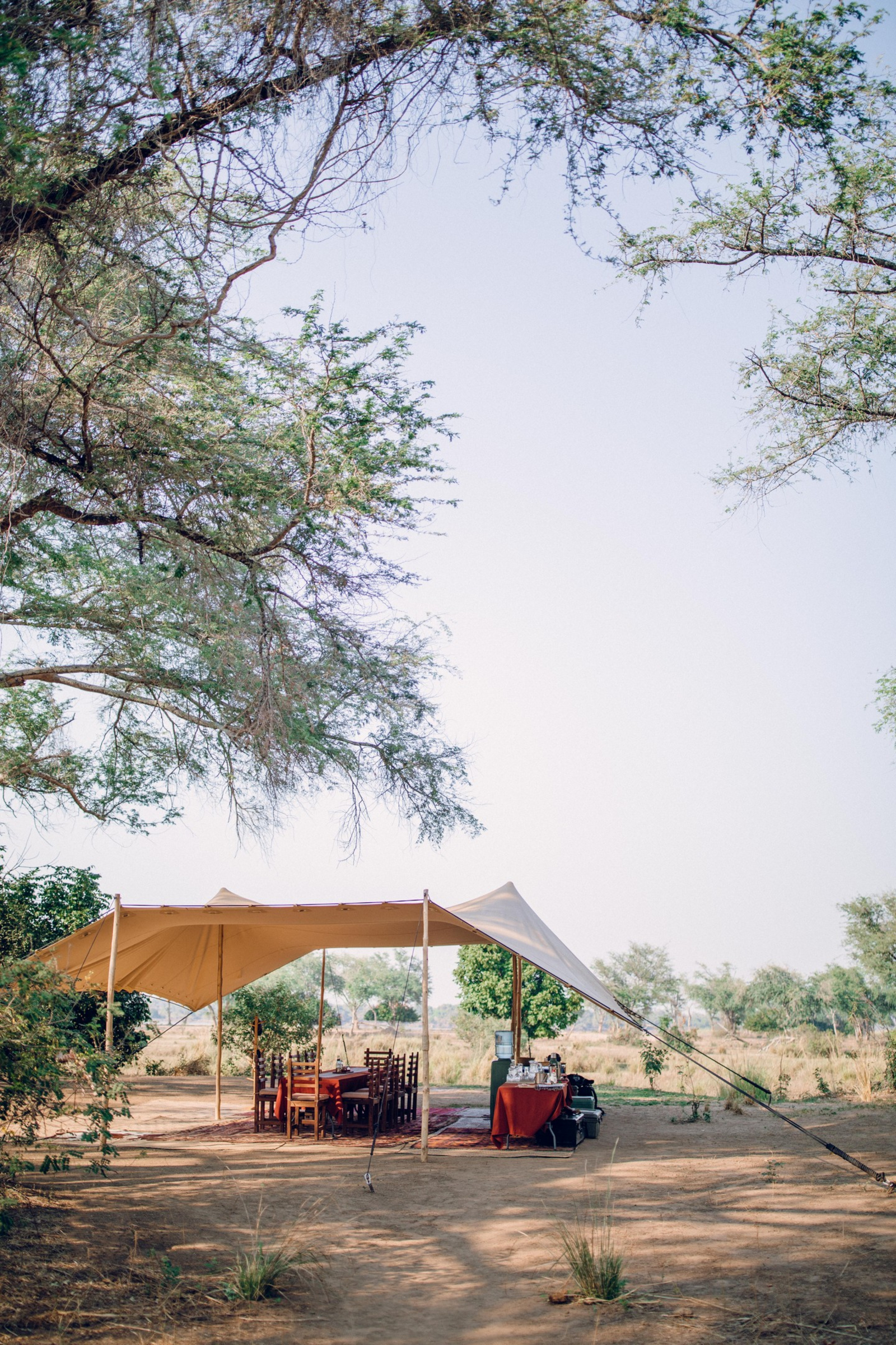 Chula Island Camp Chula Island Camp: Hauptzelt mit Bar und Esstisch