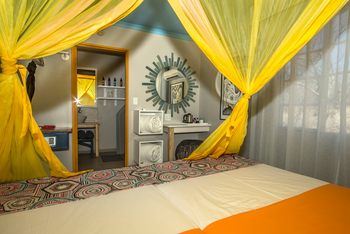 Etosha Safari Camp: Bett mit Moskitonetz