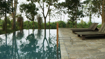 Kaav Safari Lodge: Swimming Pool mit Liegen