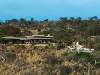 Lemala Mpingo Ridge Lodge: Hauptgebäude und Pool