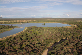 Otjiwa Mountain Lodge: Stausee Luftbild