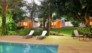 River View Lodge: Hütten im Garten