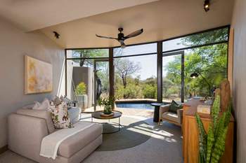 Sabi Sabi Bush Lodge: Lounge mit beigefarbenem Sofa und Pflanzen