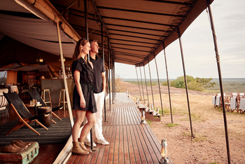 Sanctuary Kichakani Serengeti Camp Sanctuary Kichakani Serengeti Camp: Veranda im Hauptzelt