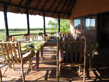 Wasa Lodge: Frühstück im halboffenen Restaurant