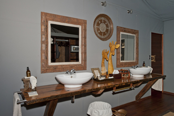 Chitabe Lediba: Doppelter Waschtisch mit Spiegel und Dekoration