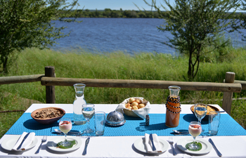 Chobe Bakwena Lodge Chobe Bakwena Lodge: Frühstück mit Blick auf den Fluss