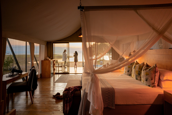 Fothergill Island: Doppelbett mit Moskitonetz