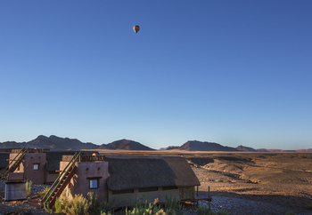 Kulala Desert Lodge: Heißluftballon über der Lodge