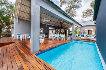 Lenyebi River Lodge: Kleiner Pool