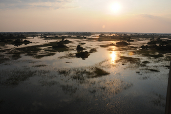 Macatoo Camp: Sonne über Wasserlandschaften